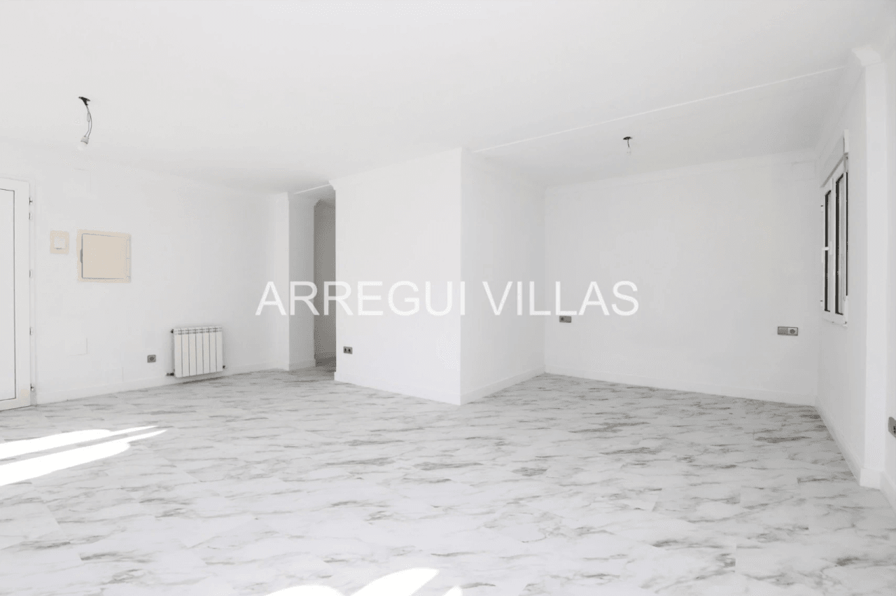 Amplia villa con vistas y sol en venta en Dénia - Montgó