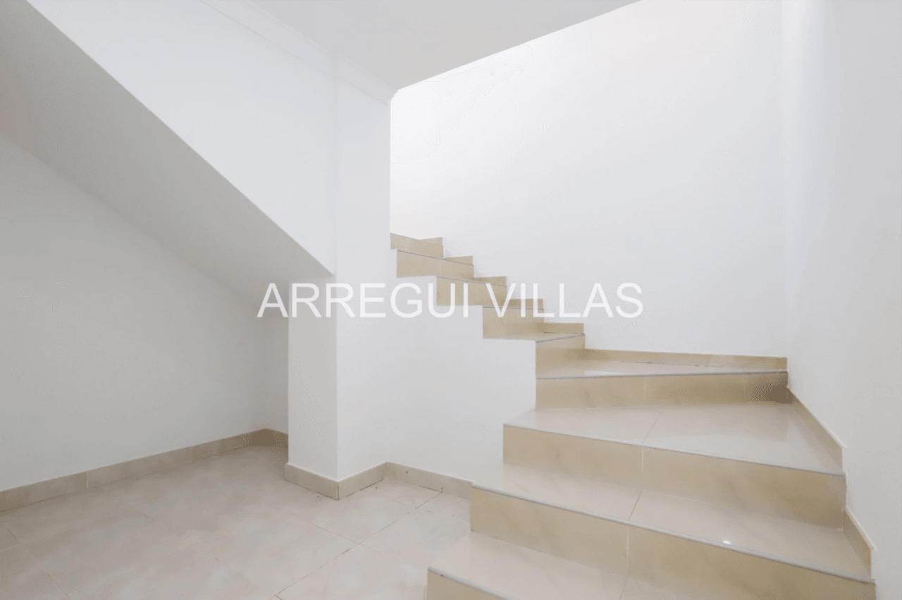 Amplia villa con vistas y sol en venta en Dénia - Montgó