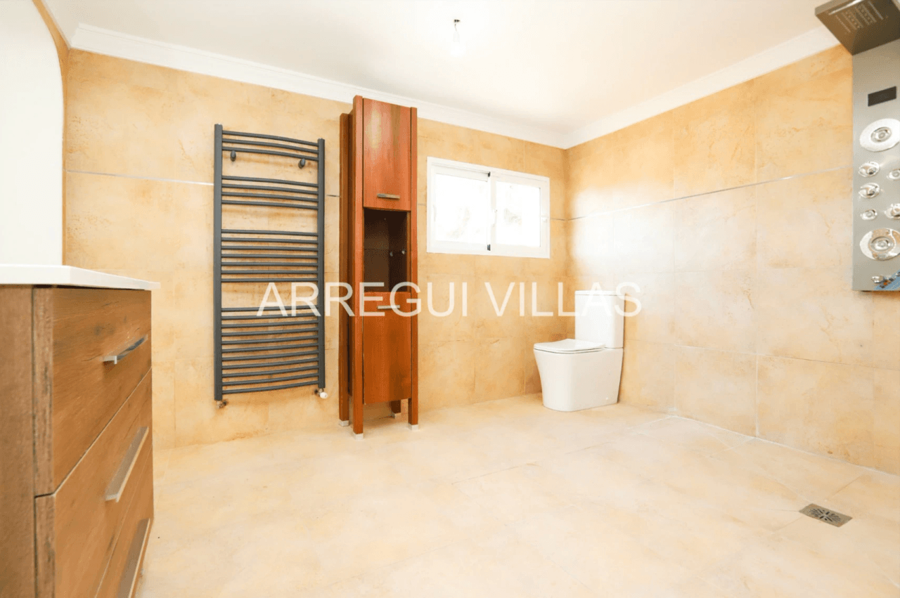 Amplia villa con vistas y sol en venta en Dénia - Montgó