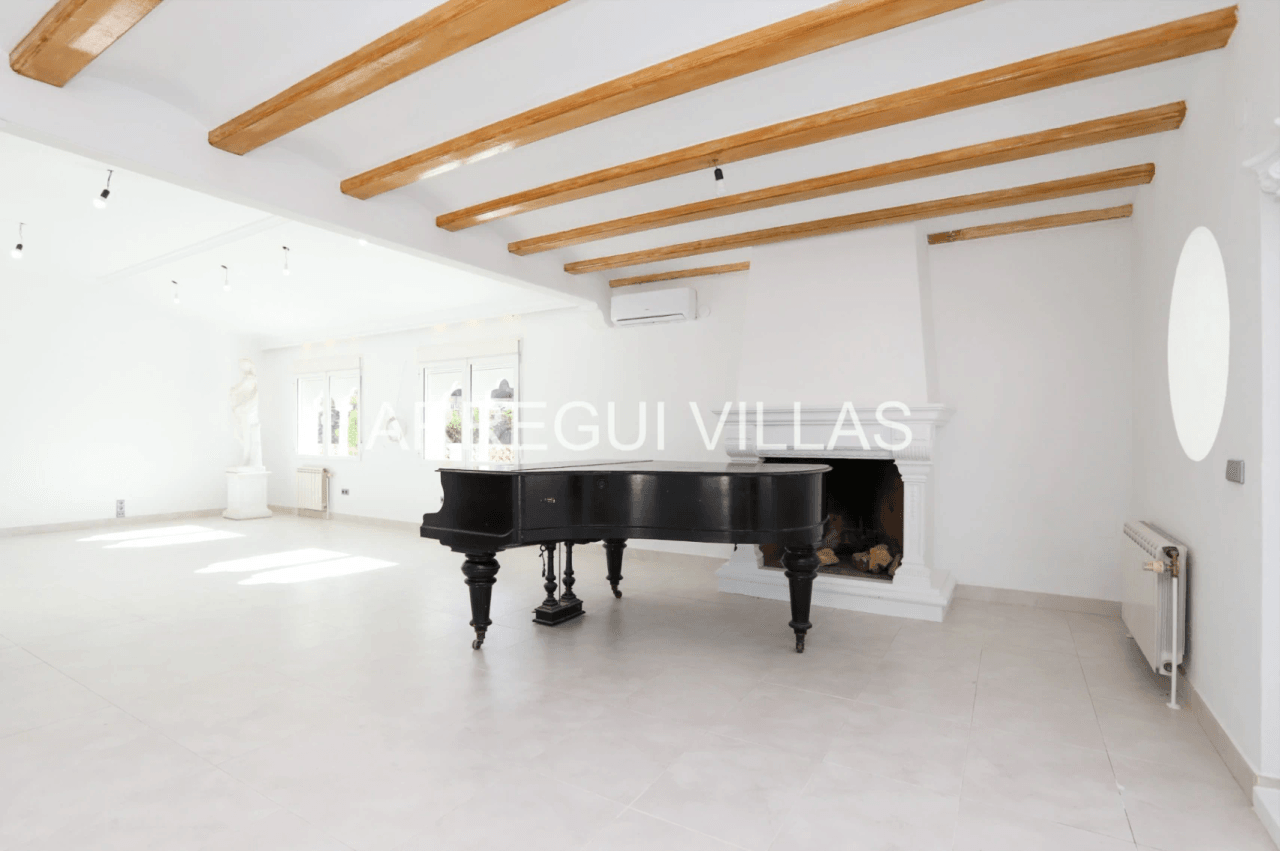 Amplia villa con vistas y sol en venta en Dénia - Montgó