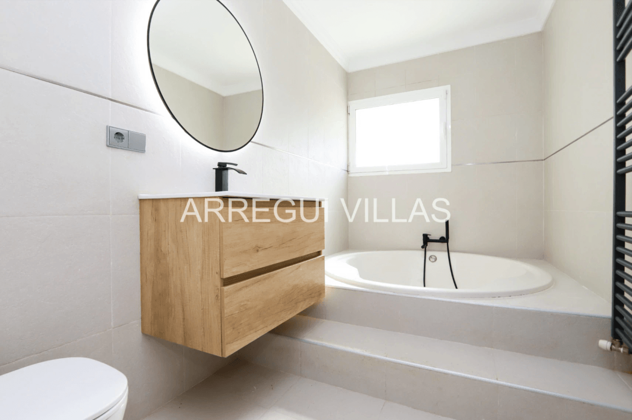 Amplia villa con vistas y sol en venta en Dénia - Montgó