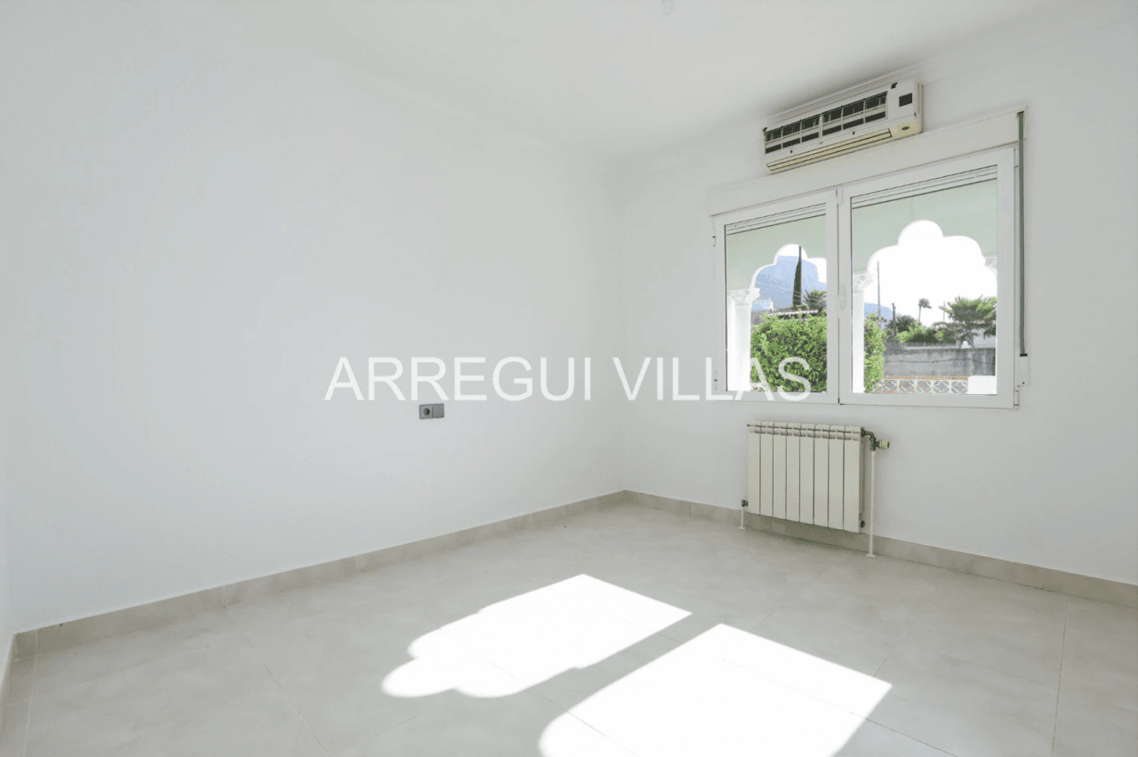 Amplia villa con vistas y sol en venta en Dénia - Montgó