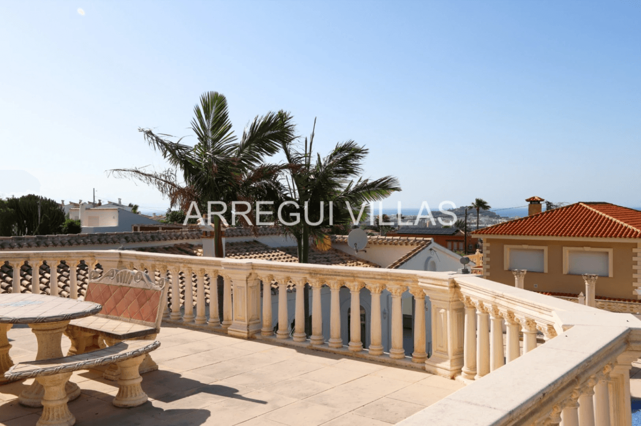 Amplia villa con vistas y sol en venta en Dénia - Montgó