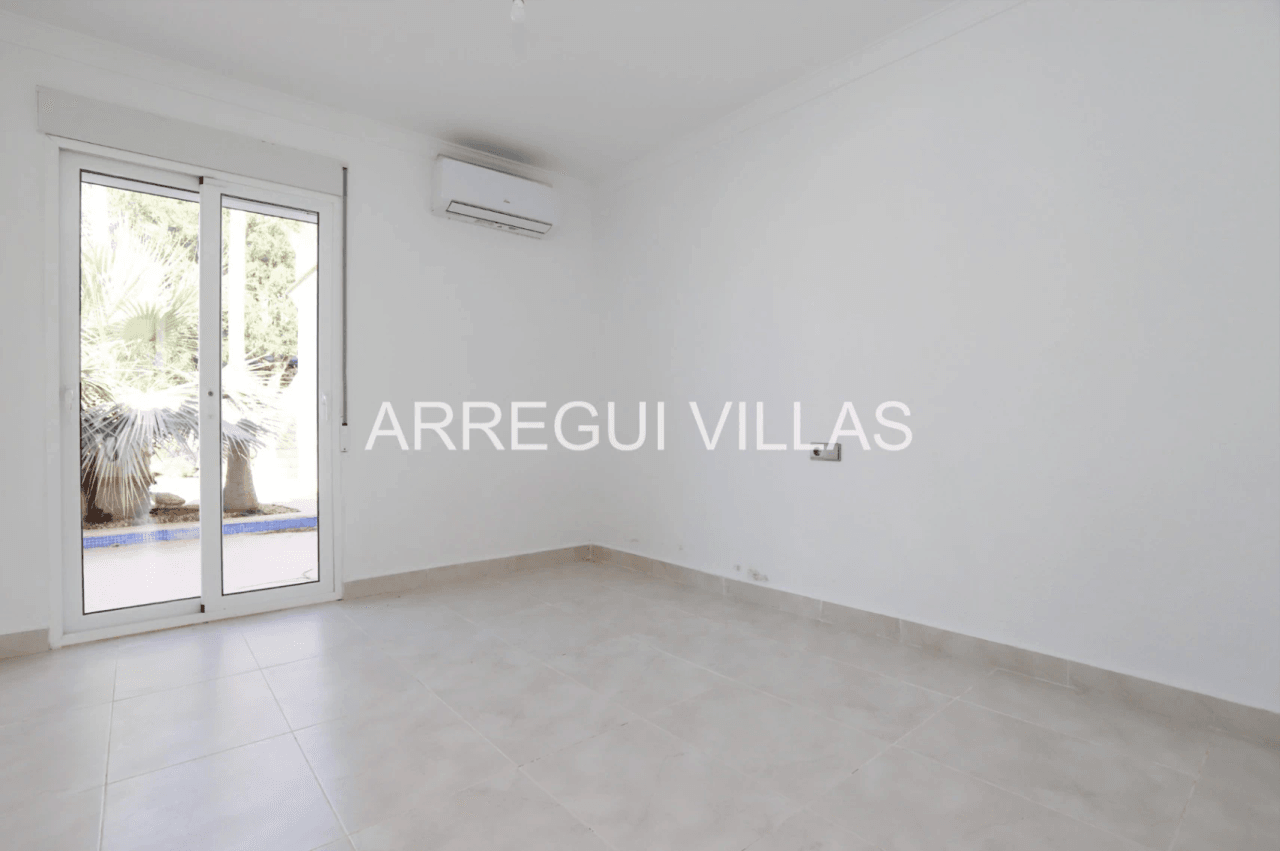 Amplia villa con vistas y sol en venta en Dénia - Montgó