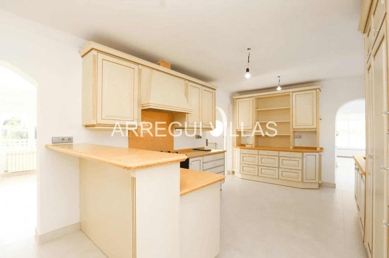 Amplia villa con vistas y sol en venta en Dénia - Montgó