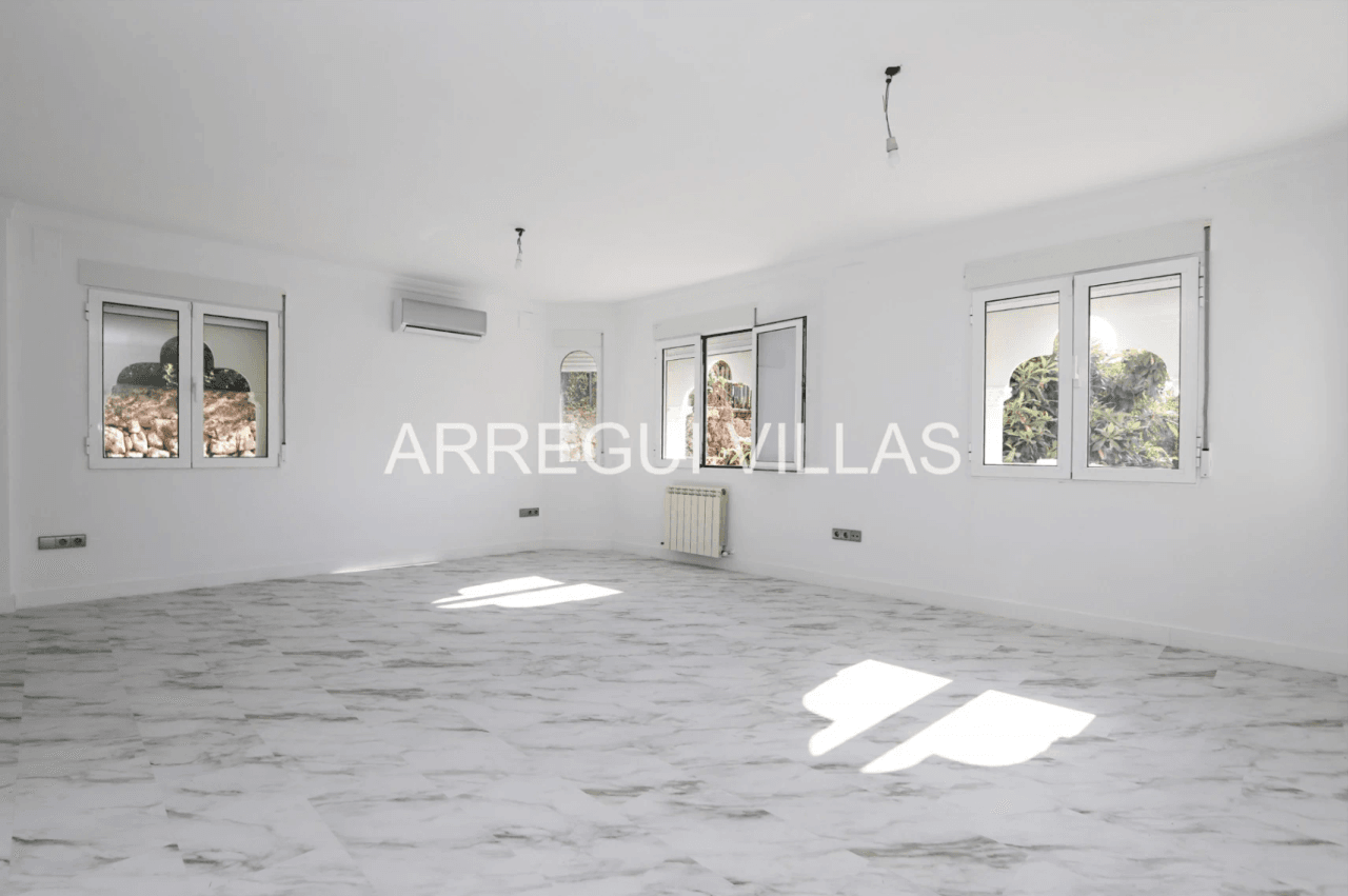Amplia villa con vistas y sol en venta en Dénia - Montgó