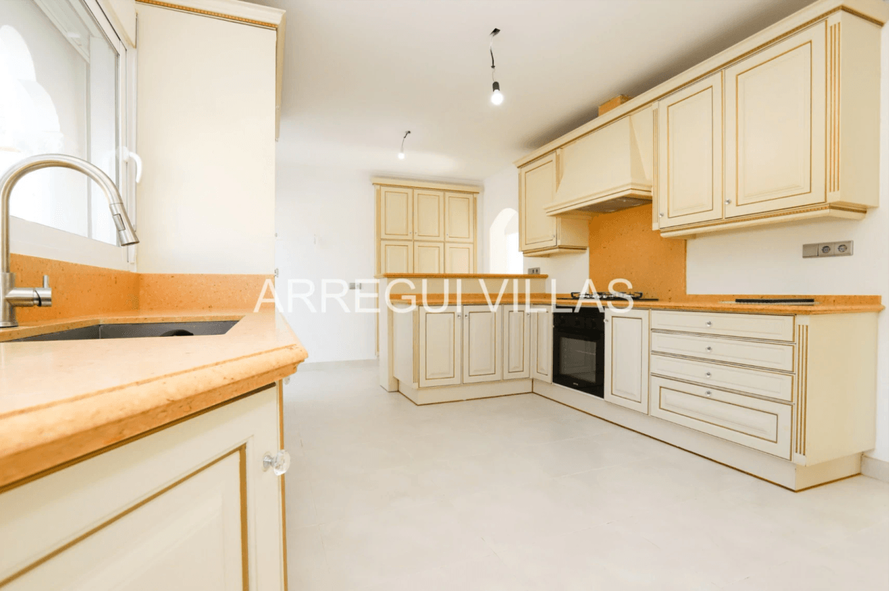 Amplia villa con vistas y sol en venta en Dénia - Montgó