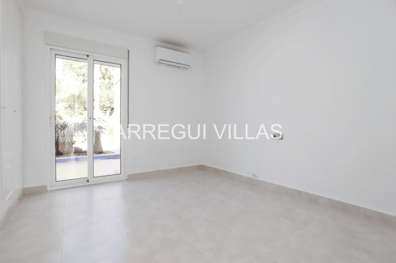 Amplia villa con vistas y sol en venta en Dénia - Montgó