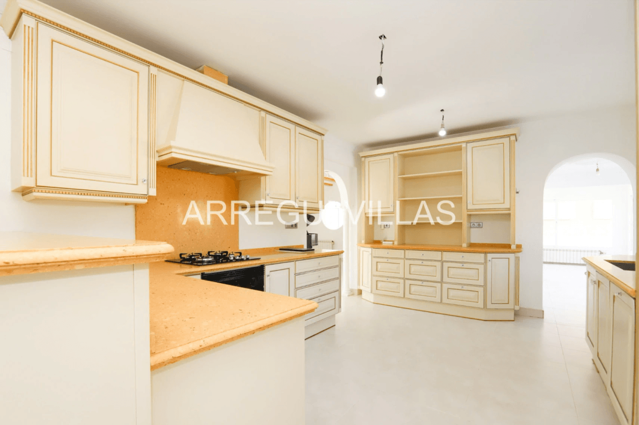Amplia villa con vistas y sol en venta en Dénia - Montgó