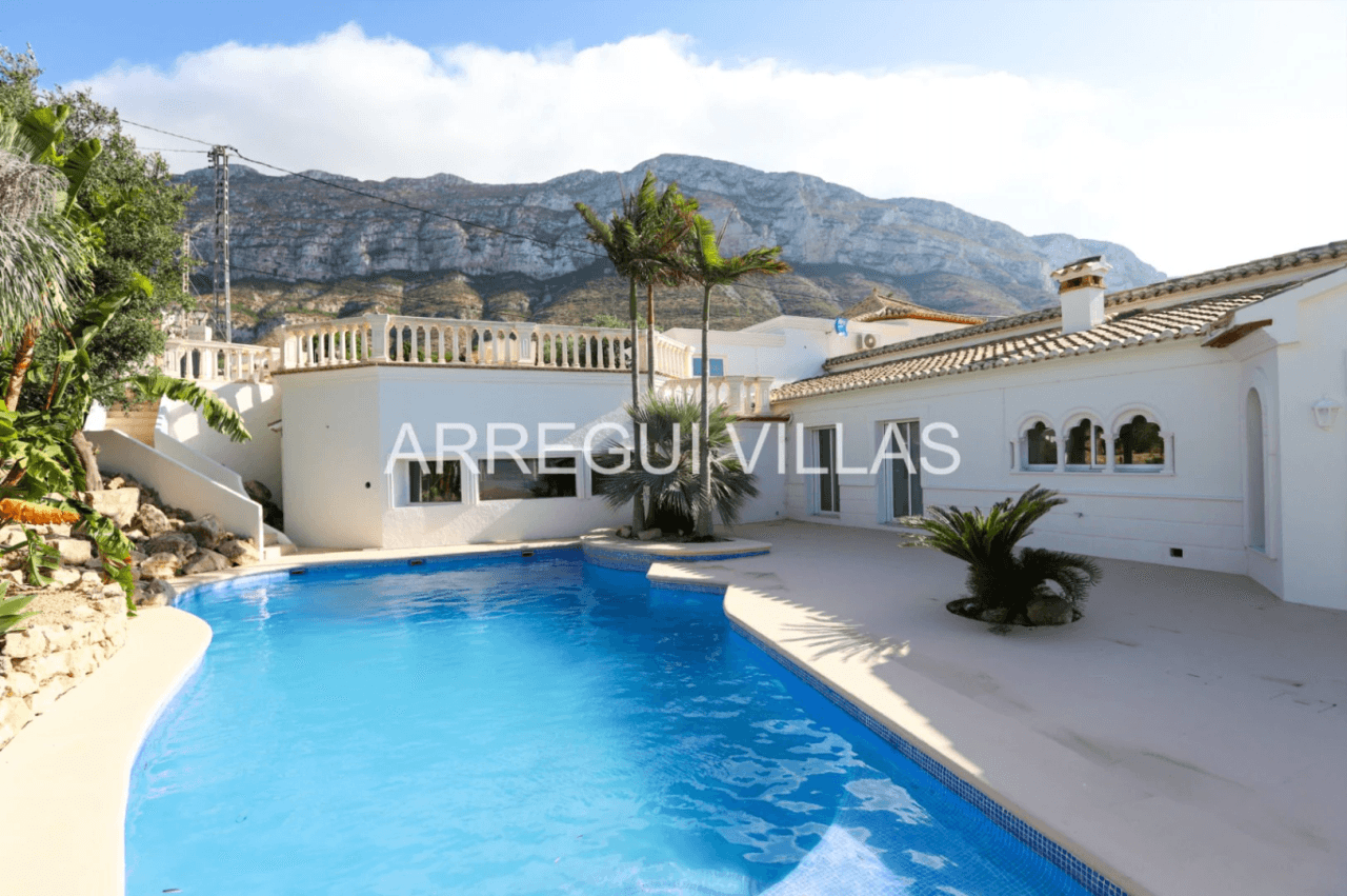 Amplia villa con vistas y sol en venta en Dénia - Montgó