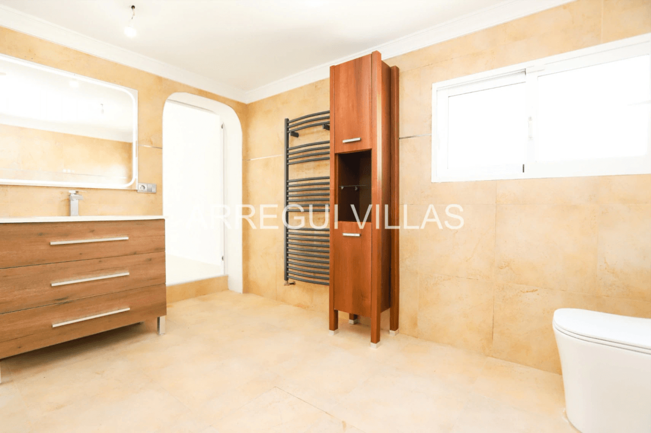 Amplia villa con vistas y sol en venta en Dénia - Montgó