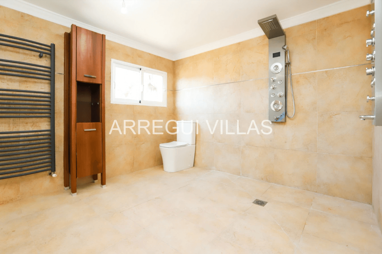 Amplia villa con vistas y sol en venta en Dénia - Montgó