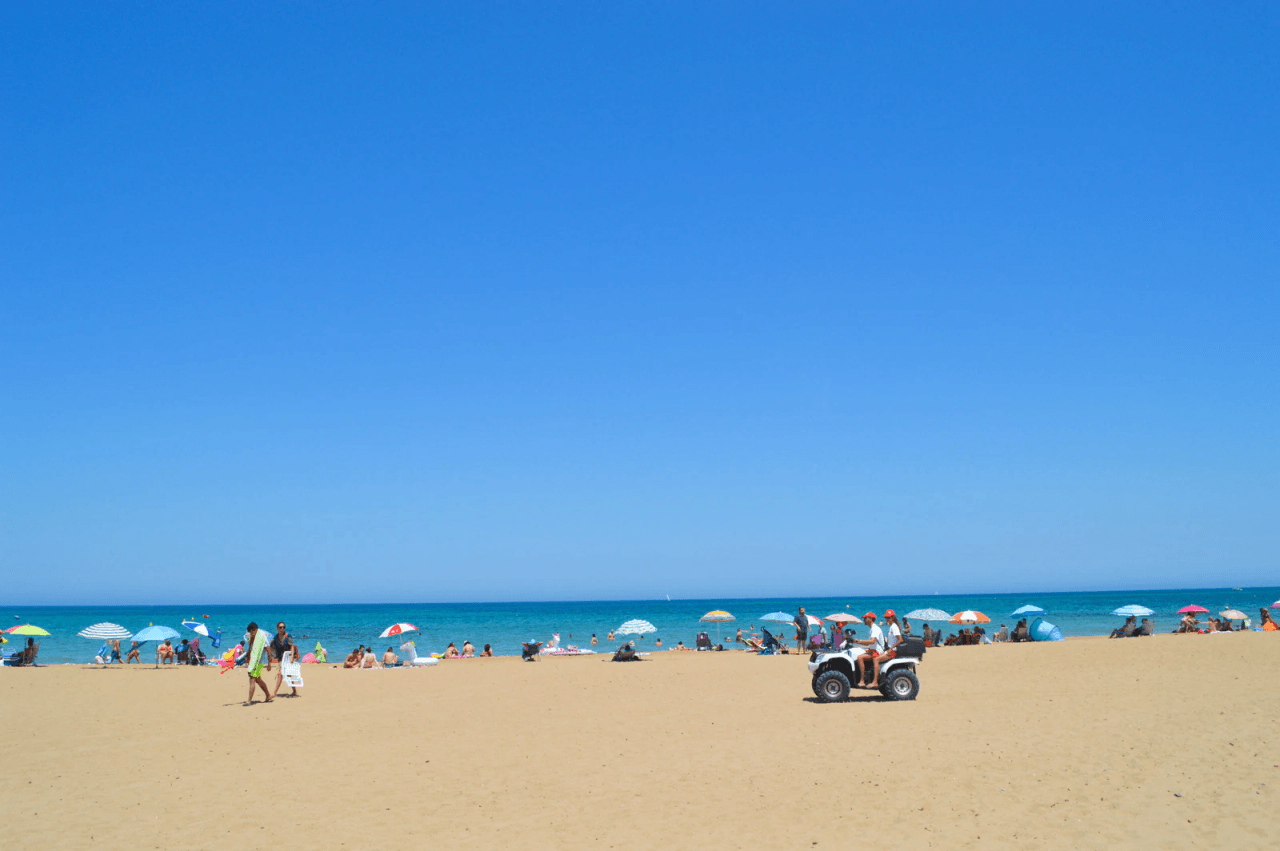 Apartamento de 2 dormitorios con vistas al mar en venta en zona Las Brisas