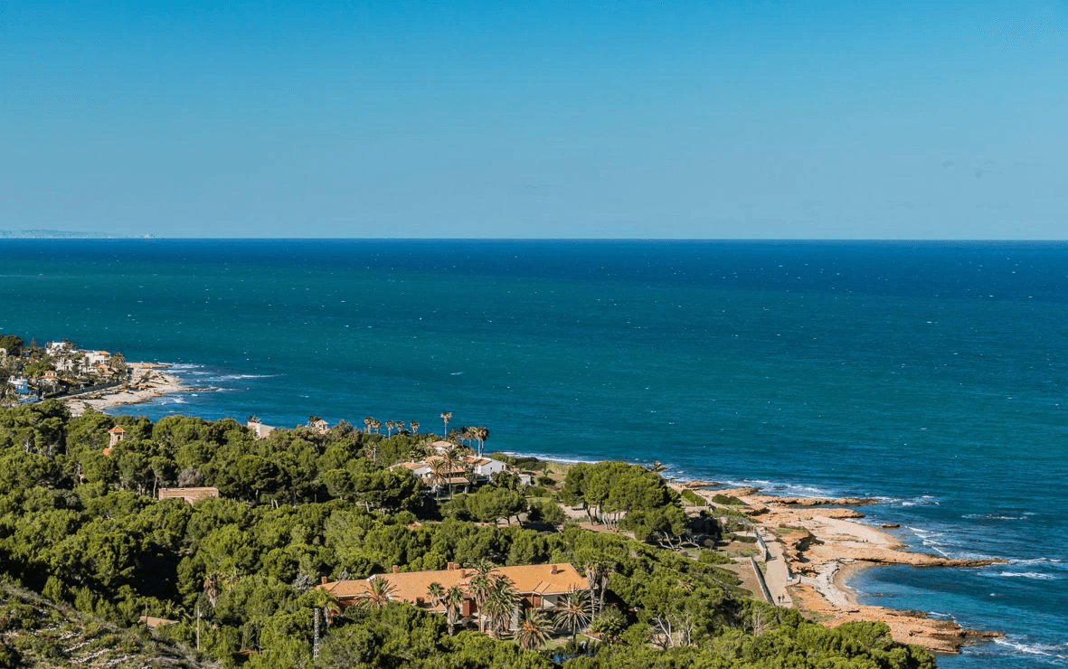 Villa Moderna con Vistas Impresionantes en Dénia – El lienzo en blanco que estabas buscando.