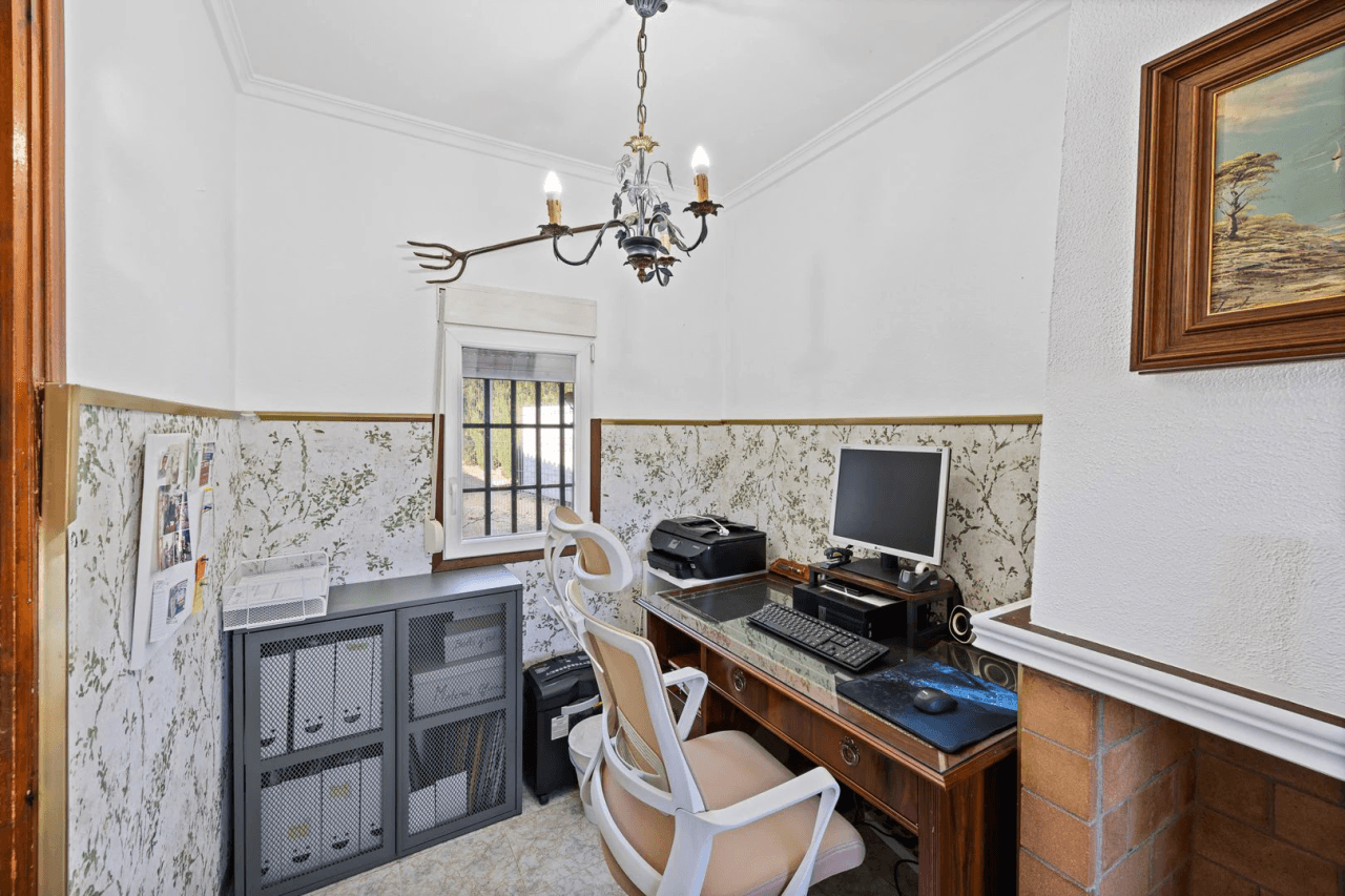 Gran finca rústica compuesta por dos casas y con cuadras para caballos.