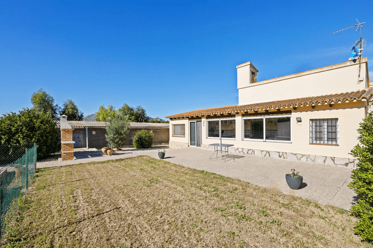 Gran finca rústica compuesta por dos casas y con cuadras para caballos.