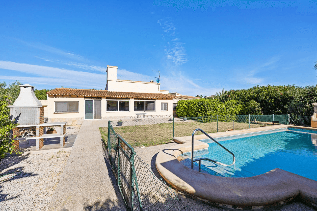 Gran finca rústica compuesta por dos casas y con cuadras para caballos.