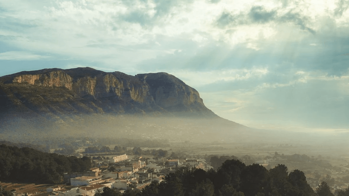 Villa Moderna con Vistas Impresionantes en Dénia – El lienzo en blanco que estabas buscando.