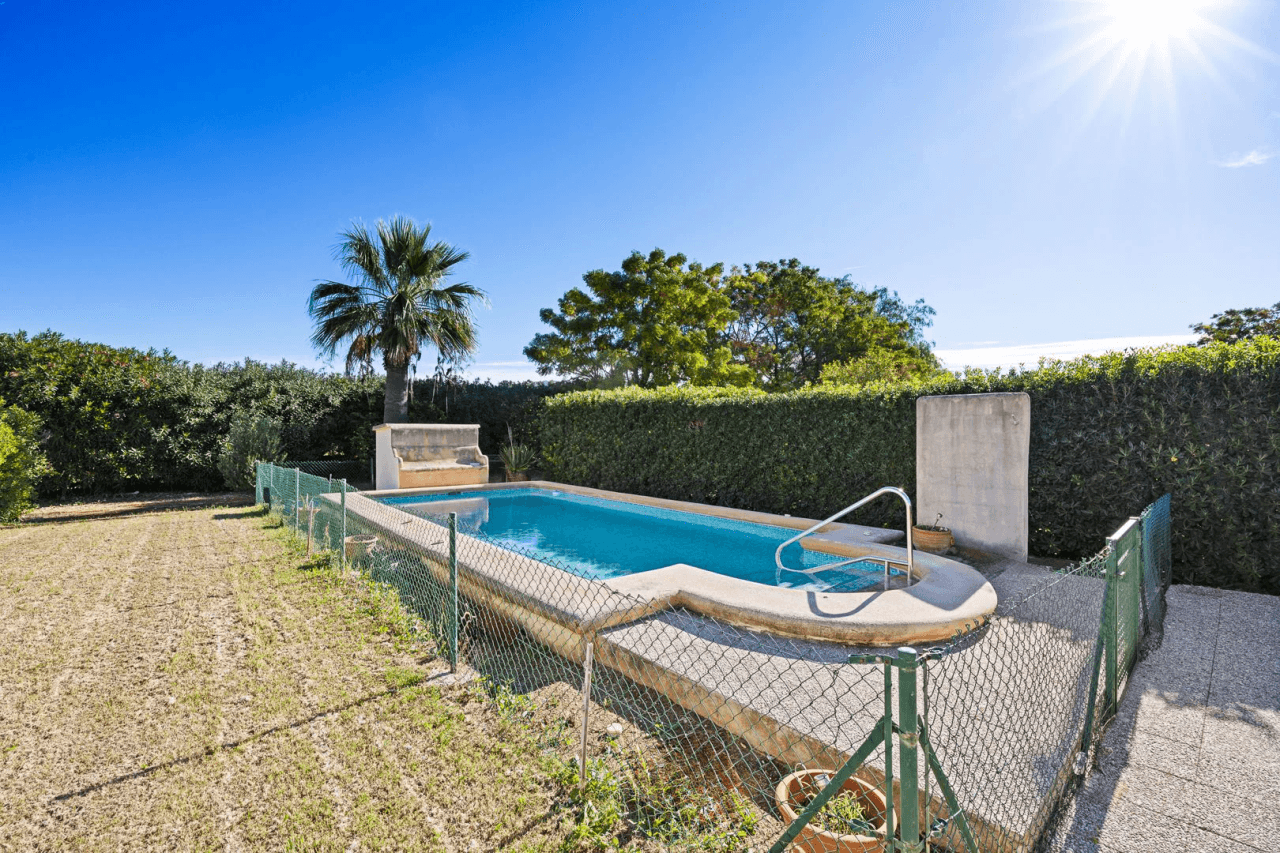 Gran finca rústica compuesta por dos casas y con cuadras para caballos.