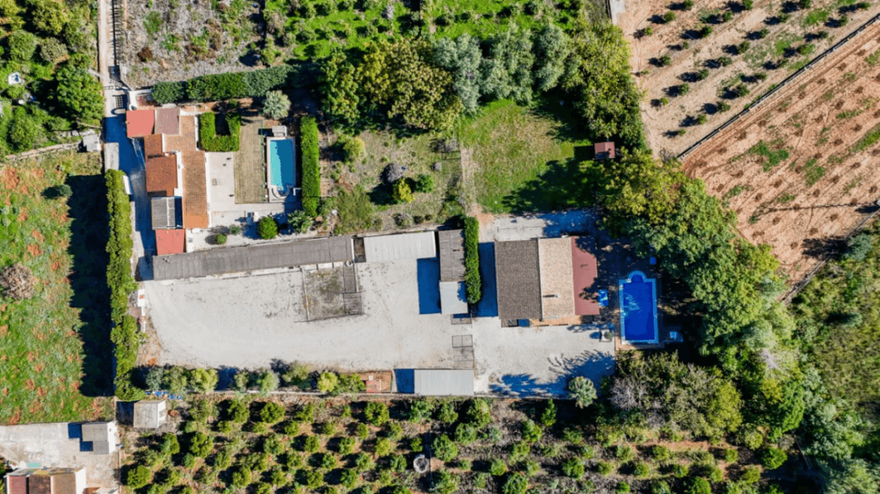 Gran finca rústica compuesta por dos casas y con cuadras para caballos.