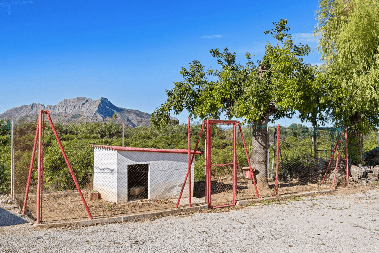 Gran finca rústica compuesta por dos casas y con cuadras para caballos.