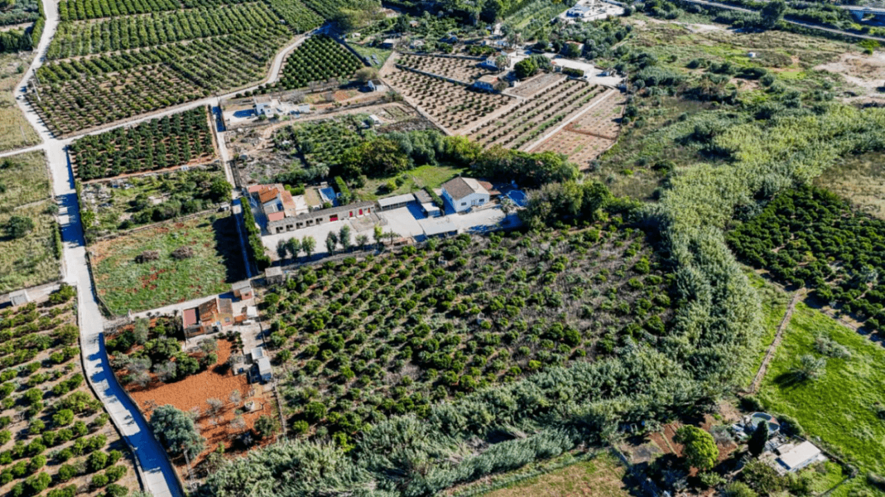 Gran finca rústica compuesta por dos casas y con cuadras para caballos.