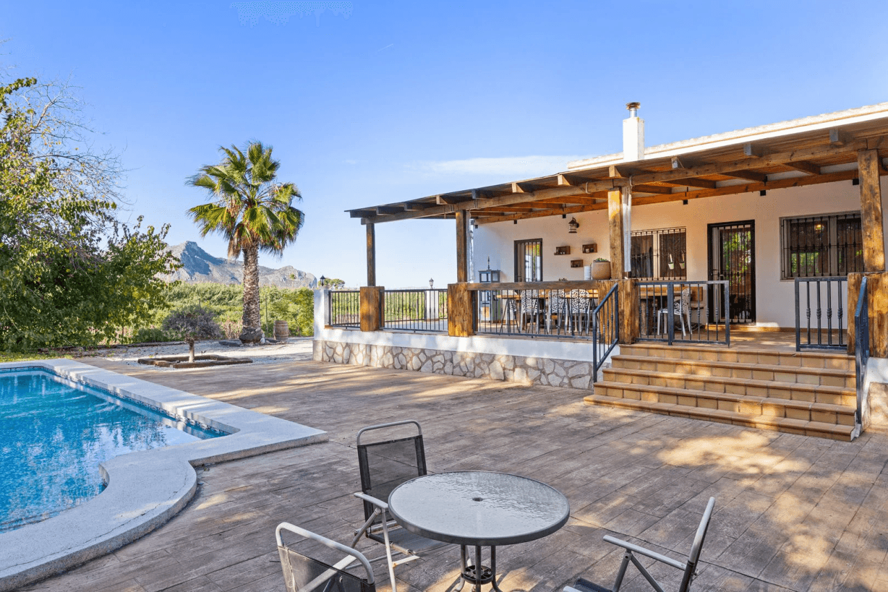 Gran finca rústica compuesta por dos casas y con cuadras para caballos.