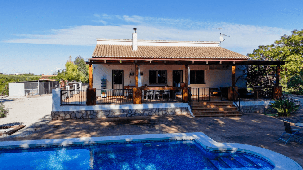 Gran finca rústica compuesta por dos casas y con cuadras para caballos.