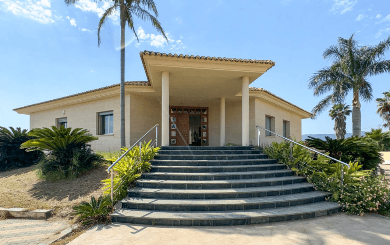 Espectacular Finca de Gran Extensión con Dos Viviendas y Piscina en El Verger.