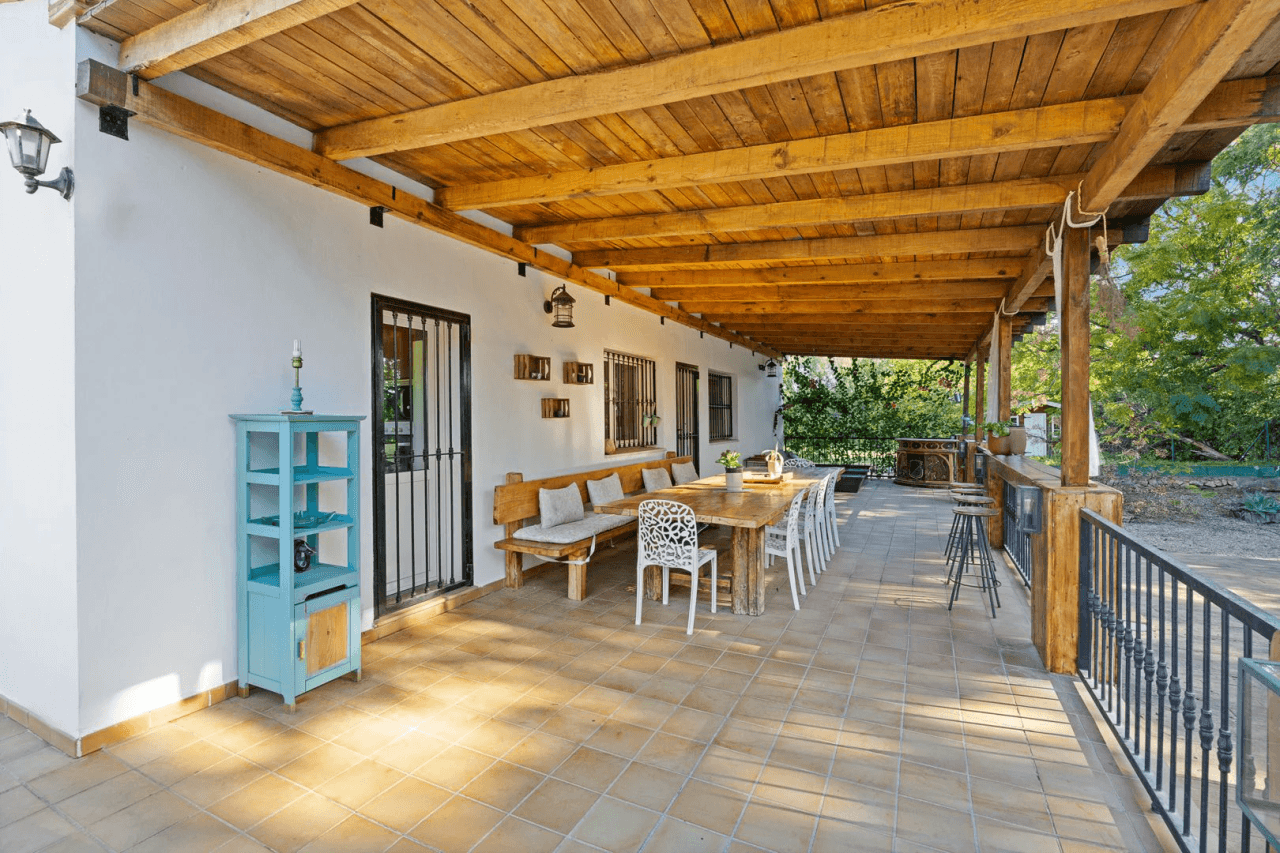 Gran finca rústica compuesta por dos casas y con cuadras para caballos.