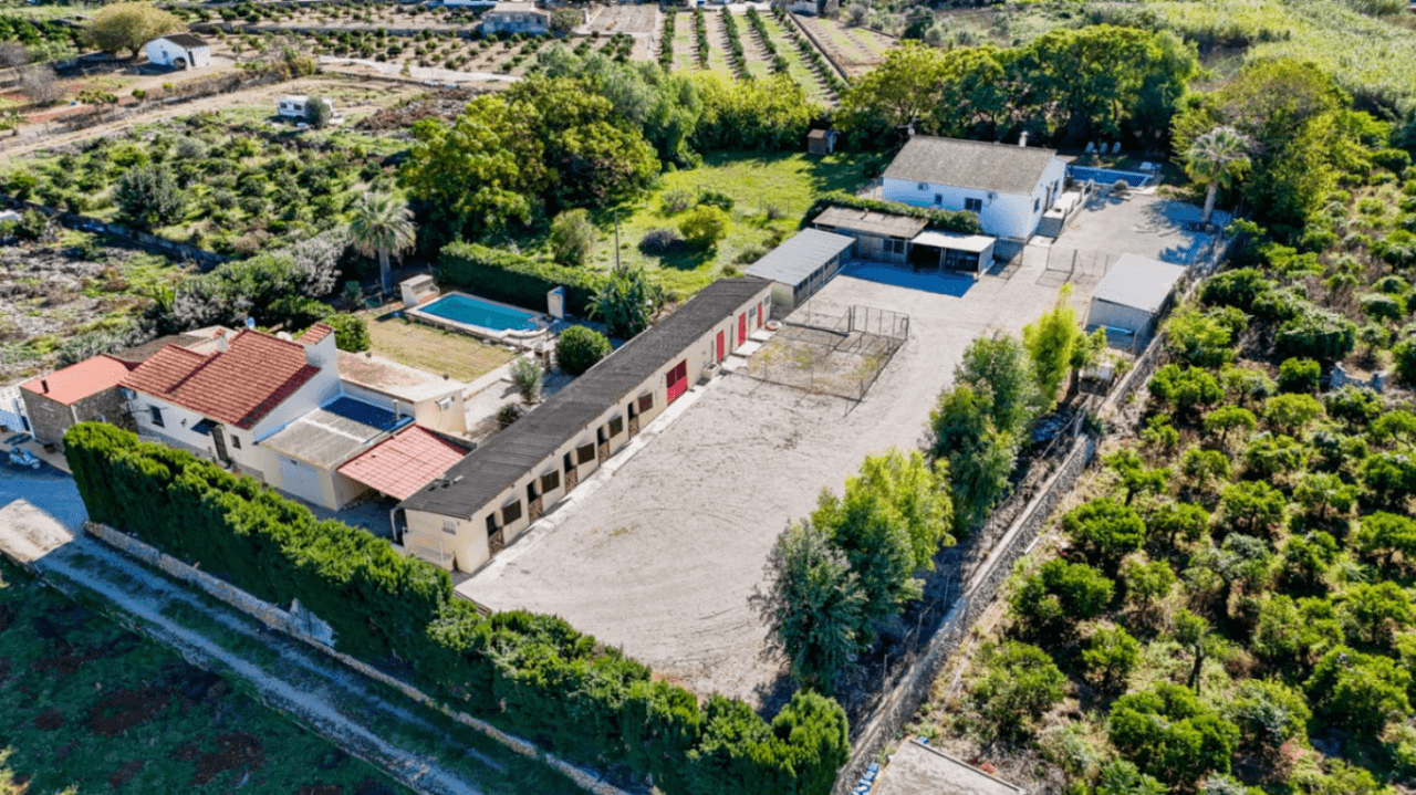 Gran finca rústica compuesta por dos casas y con cuadras para caballos.