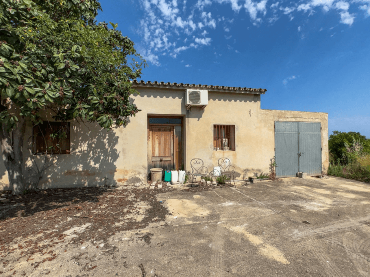 Espectacular Finca de Gran Extensión con Dos Viviendas y Piscina en El Verger.