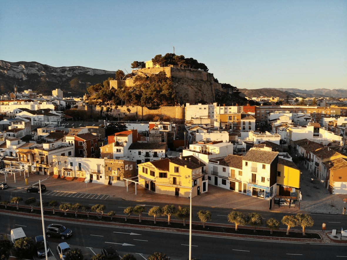 Villa Moderna con Vistas Impresionantes en Dénia – El lienzo en blanco que estabas buscando.