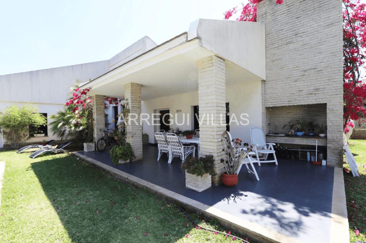 Amplia villa de estilo contemporáneo en Dénia