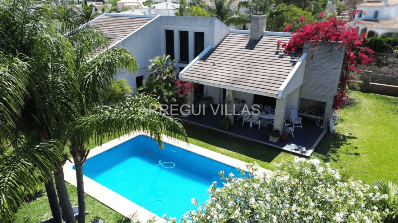 Amplia villa de estilo contemporáneo en Dénia