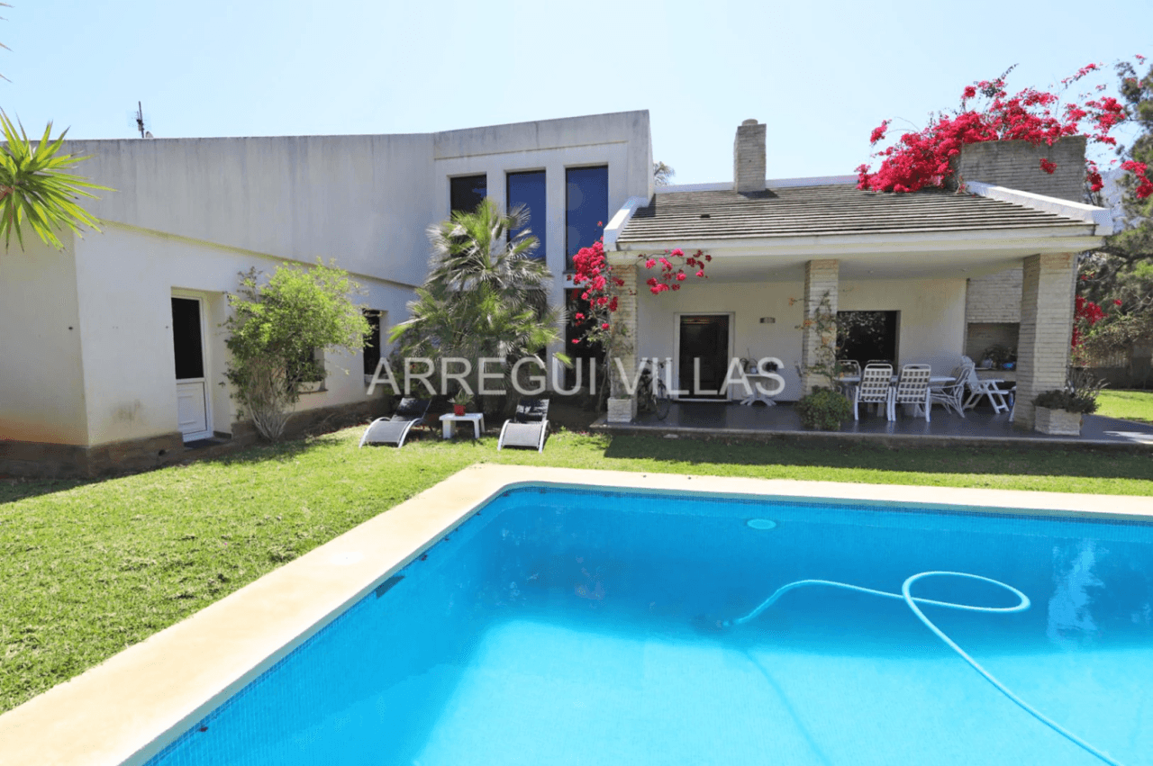 Amplia villa de estilo contemporáneo en Dénia