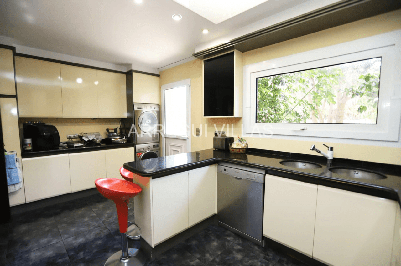 Amplia villa de estilo contemporáneo en Dénia
