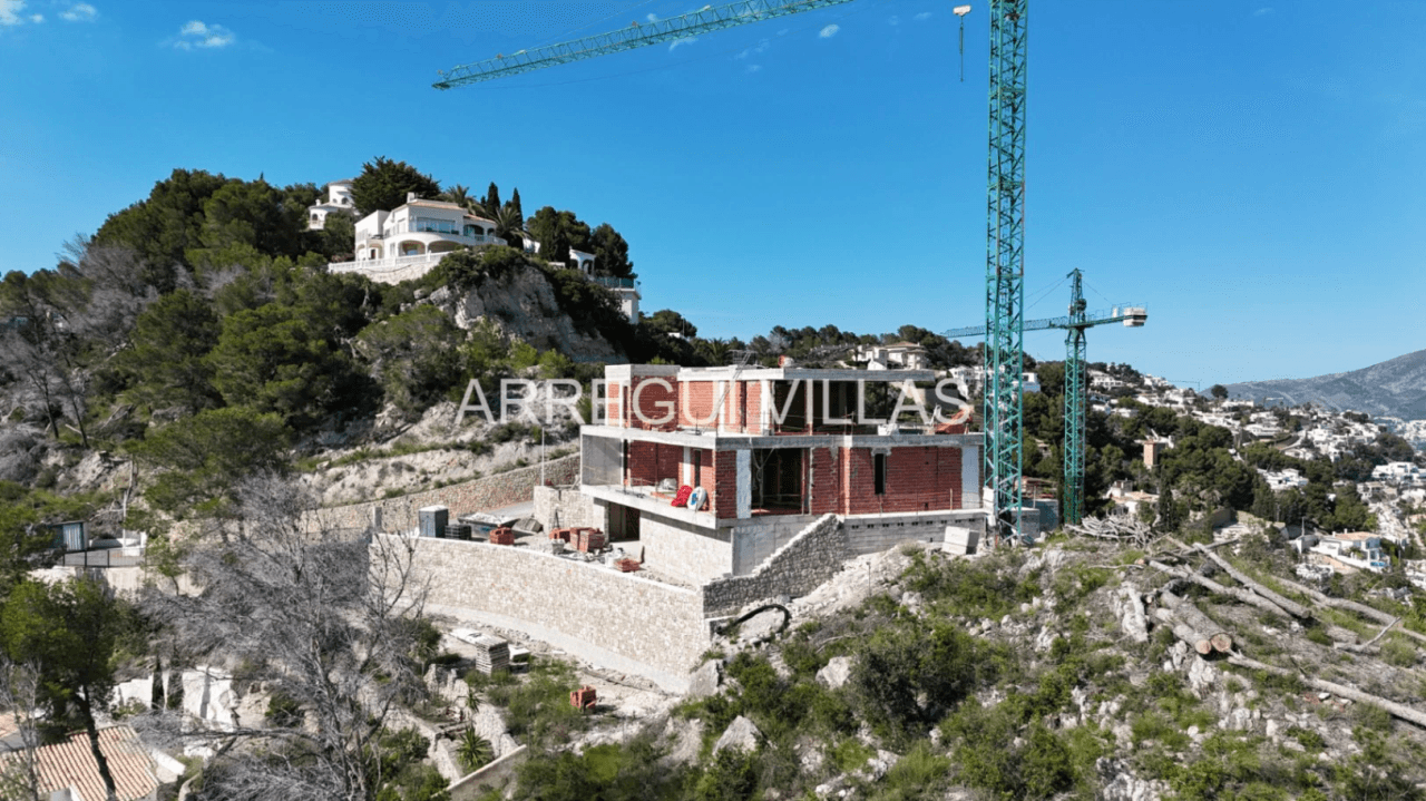 Magnífica villa de diseño en Moraira con preciosas vistas, amplios espacios y máxima luminosidad