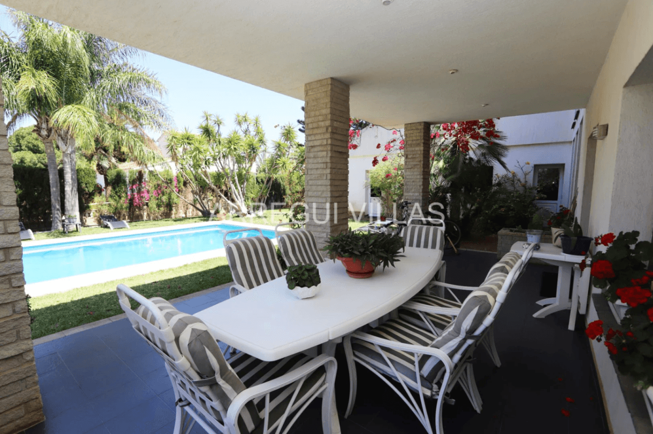 Amplia villa de estilo contemporáneo en Dénia