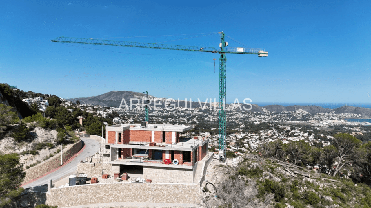 Magnífica villa de diseño en Moraira con preciosas vistas, amplios espacios y máxima luminosidad