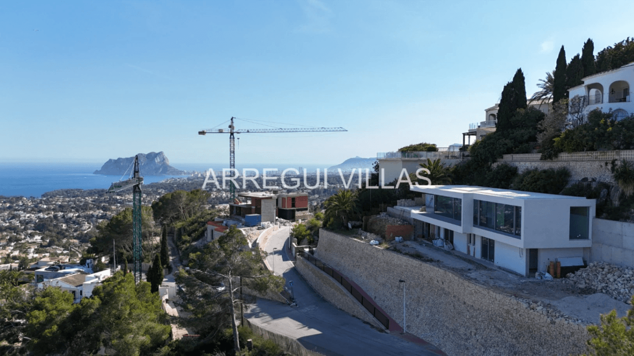 Magnífica villa de diseño en Moraira con preciosas vistas, amplios espacios y máxima luminosidad