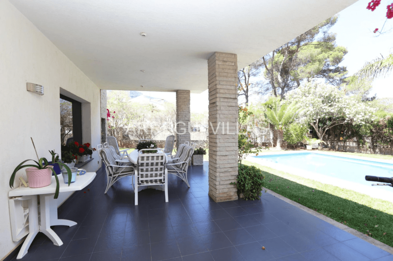Amplia villa de estilo contemporáneo en Dénia