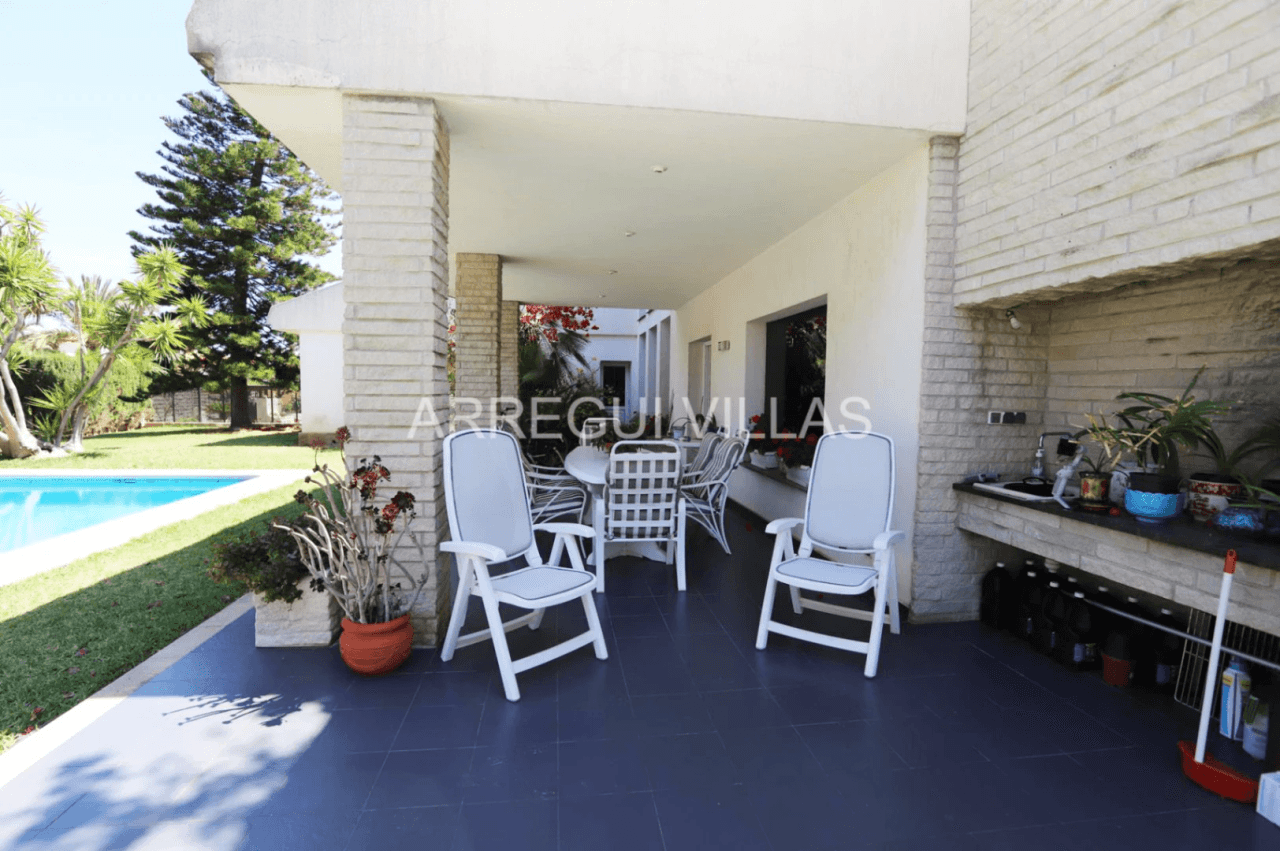 Amplia villa de estilo contemporáneo en Dénia