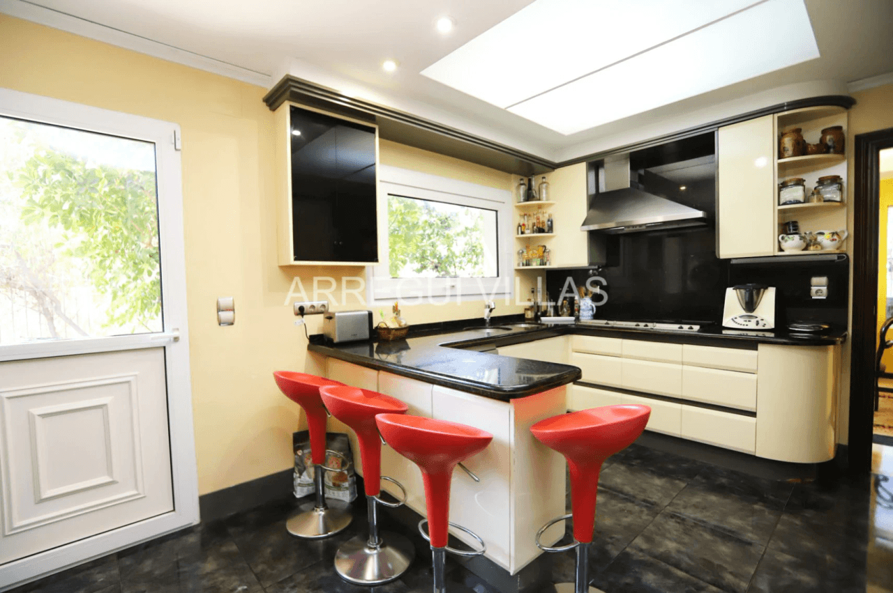 Amplia villa de estilo contemporáneo en Dénia