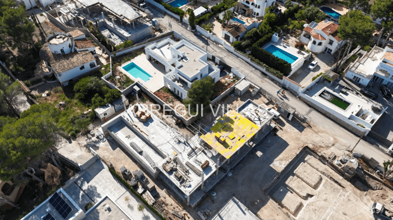 Excepcional villa contemporánea en Moraira con acabados premium, máxima luminosidad y una ubicación privilegiada junto al Mediterráneo