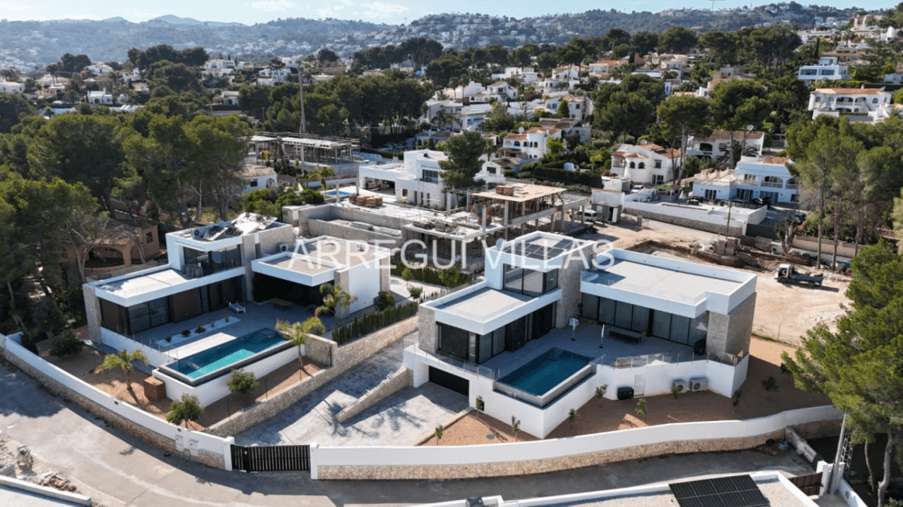 Excepcional villa contemporánea en Moraira con acabados premium, máxima luminosidad y una ubicación privilegiada junto al Mediterráneo