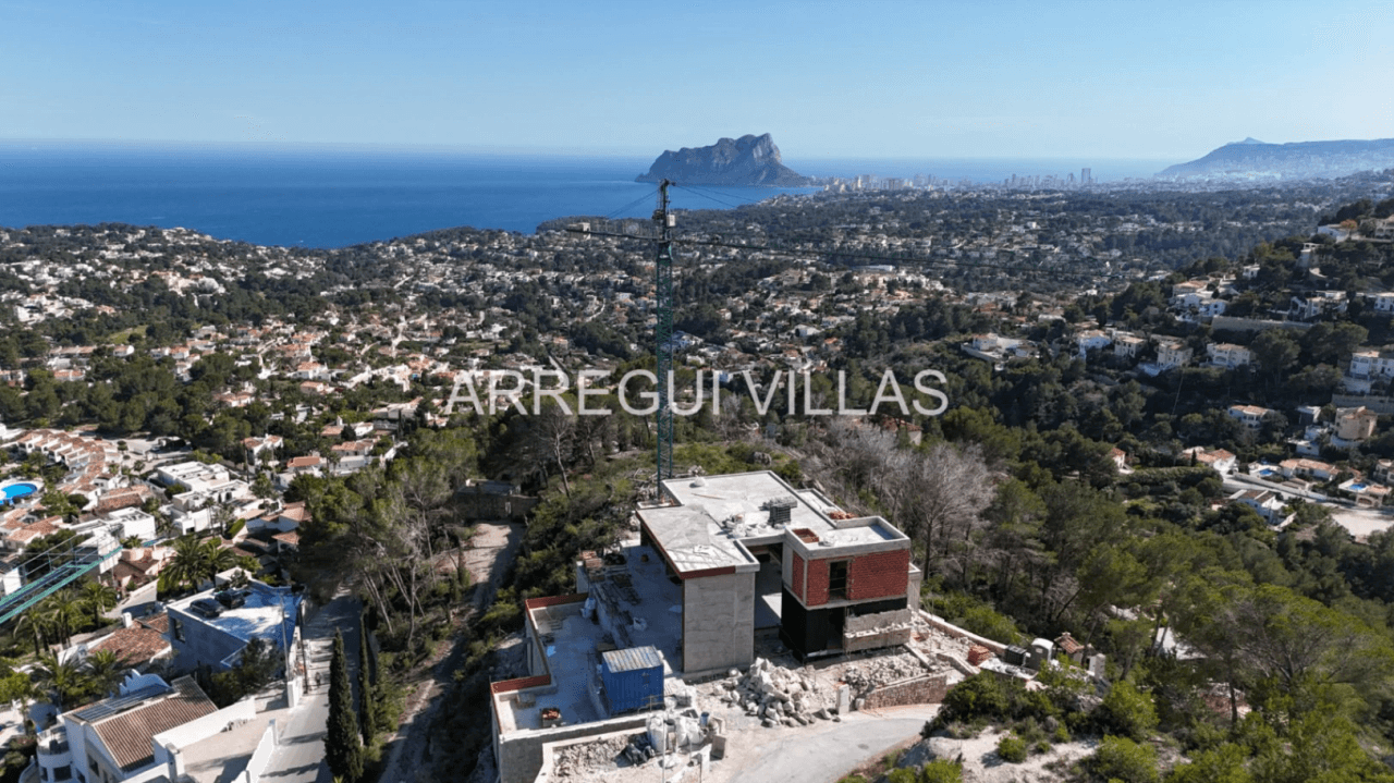 Magnífica villa de diseño en Moraira con preciosas vistas, amplios espacios y máxima luminosidad