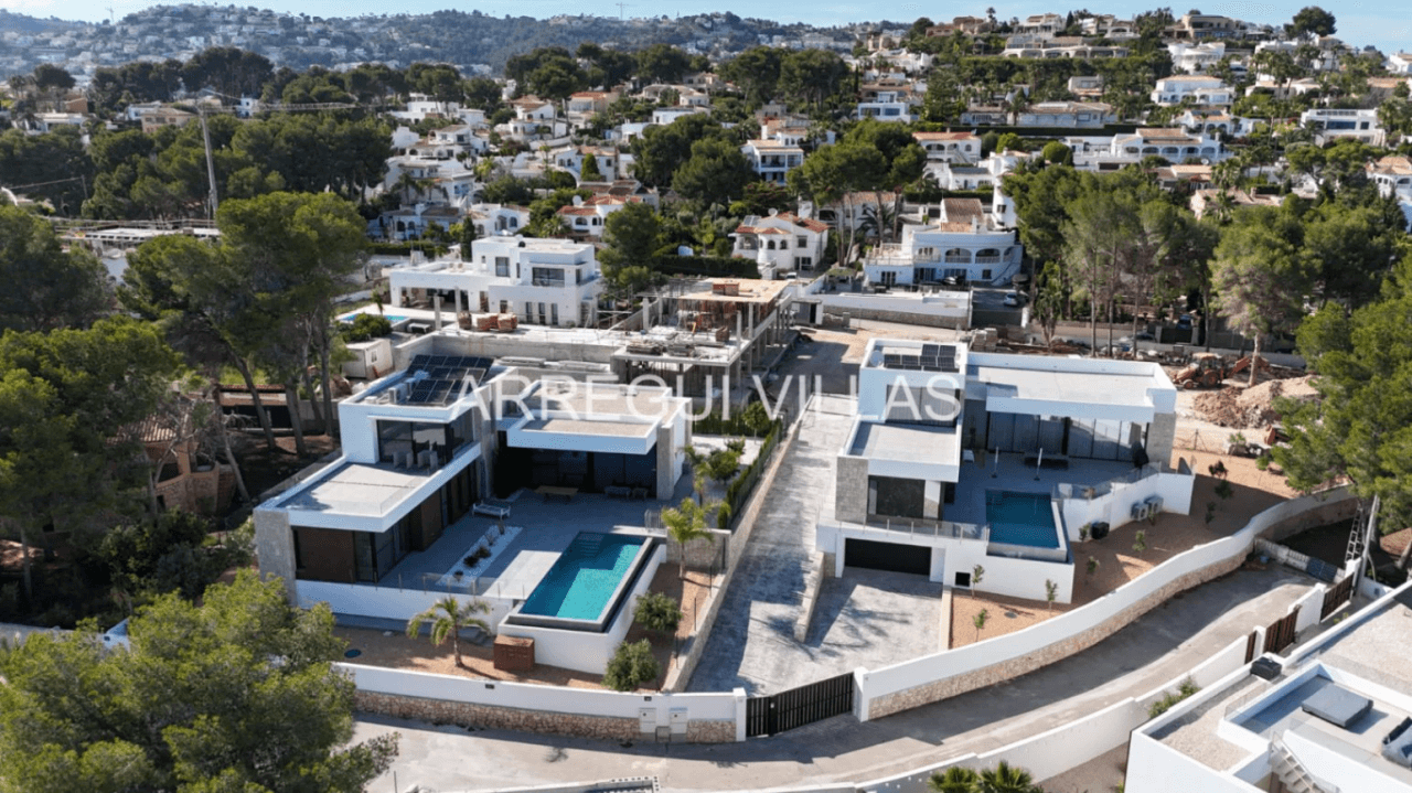 Excepcional villa contemporánea en Moraira con acabados premium, máxima luminosidad y una ubicación privilegiada junto al Mediterráneo