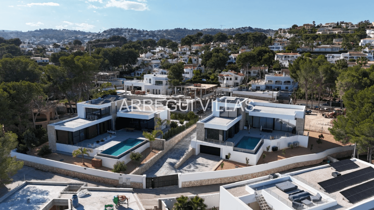 Excepcional villa contemporánea en Moraira con acabados premium, máxima luminosidad y una ubicación privilegiada junto al Mediterráneo