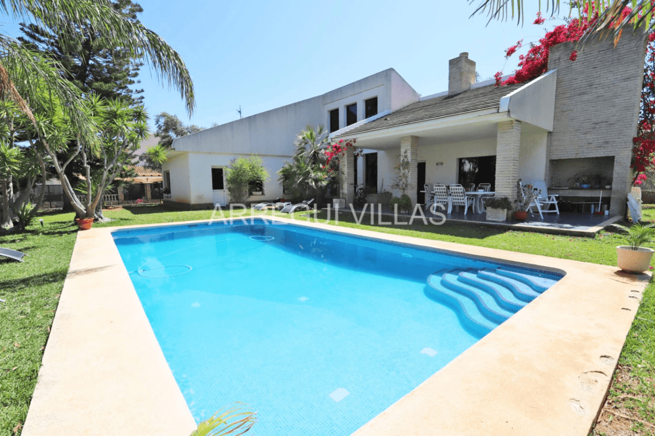 Amplia villa de estilo contemporáneo en Dénia